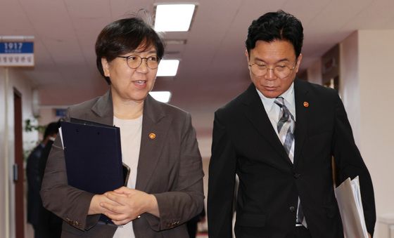 대화하는 정은경·김영훈 장관