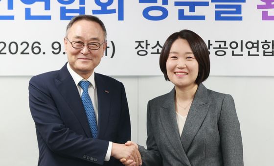 송치영 소상공인연합회장과 악수하는 이소영 장관 후보자