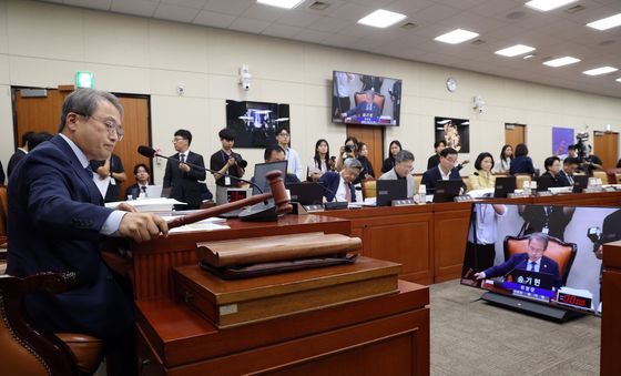 의사봉 두드리는 송기헌 과방위원장