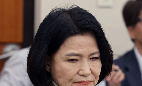 생각에 잠긴 이진숙 의원