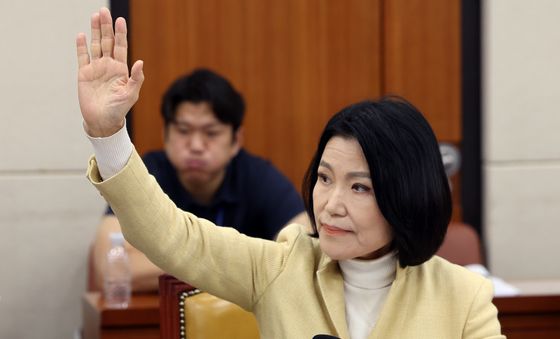 발언권 신청하는 이진숙 의원