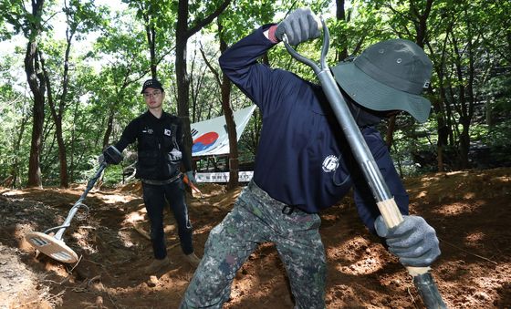 의왕 모락산서 유해발굴 중인 육군 제51보병사단 장병들