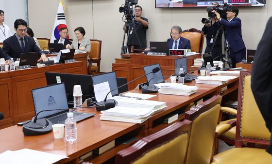 野 퇴장 속 통과되는 이진숙 안건 발언 회피 촉구 결의안