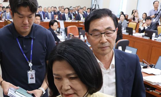 결의안 표결 항의 퇴장하는 이진숙