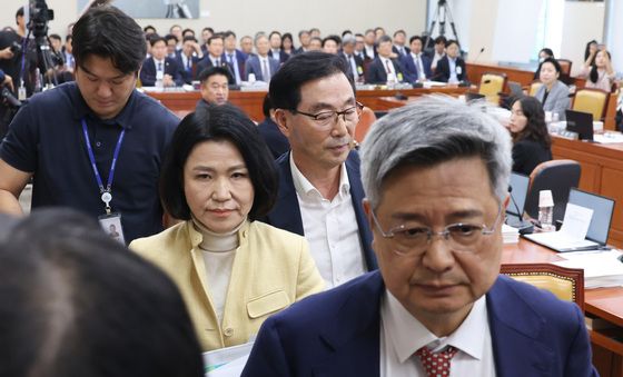 함께 퇴장하는 국민의힘 의원들