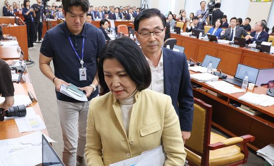 결의안 표결 앞두고 퇴장하는 이진숙
