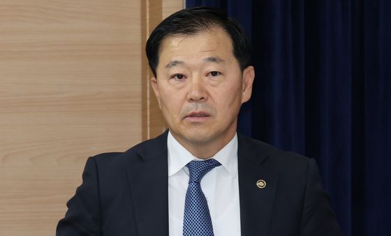 브리핑 준비하는 이형훈 보건복지부 2차관