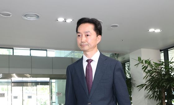 굳은 얼굴로 출근하는 김지용 중수청장 후보자