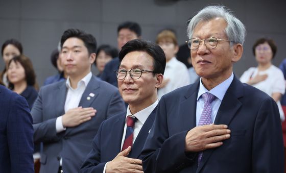 국민의례하는 김민석 대표·유홍준 관장