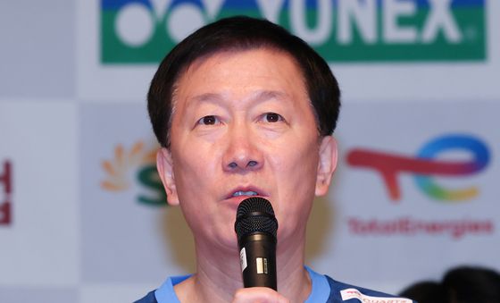 취재진 질의 답변하는 박주봉 배드민턴 감독