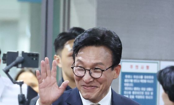 손인사하는 김민석 대표