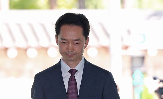 굳은 얼굴로 출근하는 김지용 중수청장 후보자