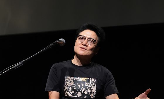 취재진 질문에 답하는 안치환