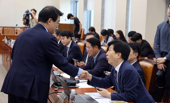 악수 나누는 재경위 與野간사