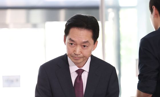 고개 숙여 인사하는 김지용 중수청장 후보자