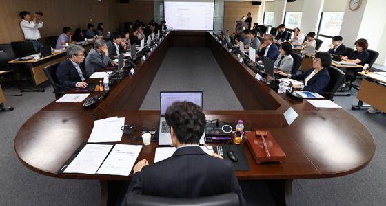 진실화해위 제4차 위원회 진행하는 송상교 위원장