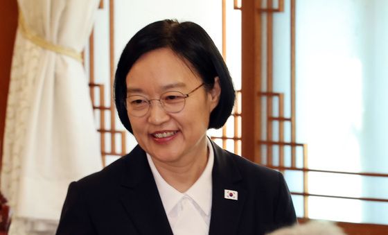 미소짓는 한성숙 총리