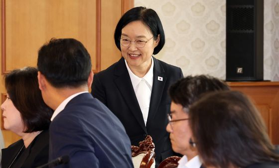 웃으며 인사하는 한성숙 총리