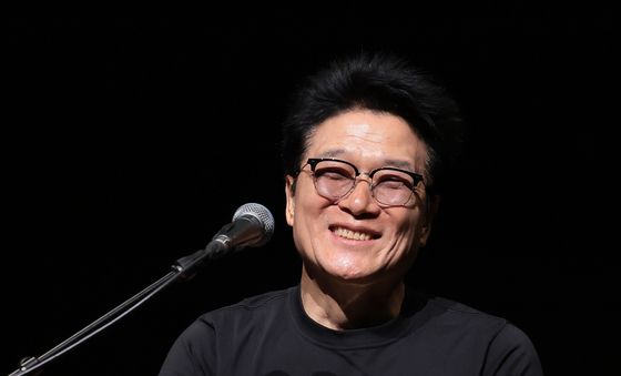 미소짓는 안치환