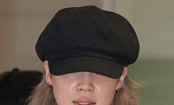 지민, 공항 포착
