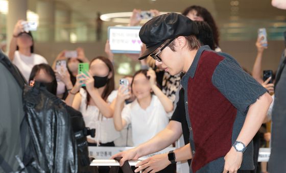 제이홉, 아미들 응원 속 입국