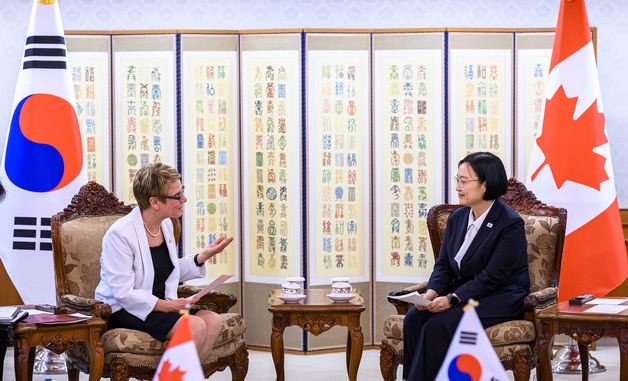 한성숙 총리, 레이몽드 가네 캐나다 상원의원과 면담