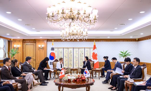 한성숙 총리, 레이몽드 가네 캐나다 상원의원과 면담