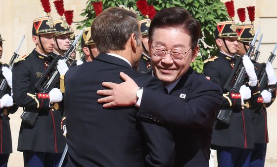 포옹하는 한-프랑스 정상