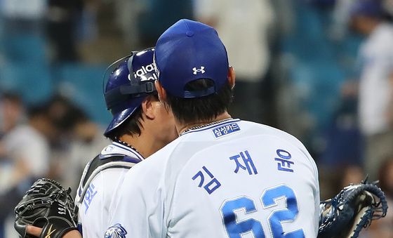 승리 기뻐하는 삼성 김재윤·박세혁