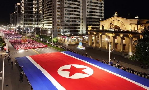 北, 9·9절 맞아 대형 인공기 시가행진·경축야회