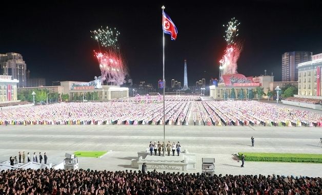 北, 9·9절 맞아 인공기 게양…평양 밤하늘에 축포