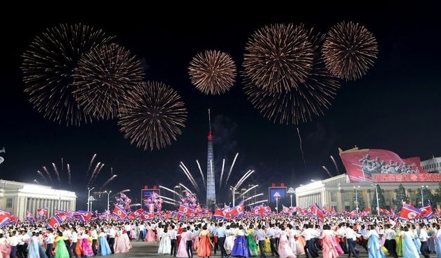 北, 9·9절 맞아 청년학생 경축야회…밤하늘에 축포