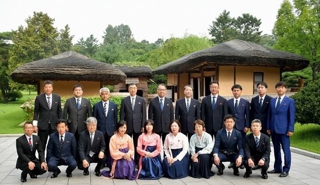 만경대 찾은 총련 교육일꾼 대표단.