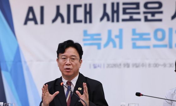 개회사 하는 김영훈 고용노동부 장관
