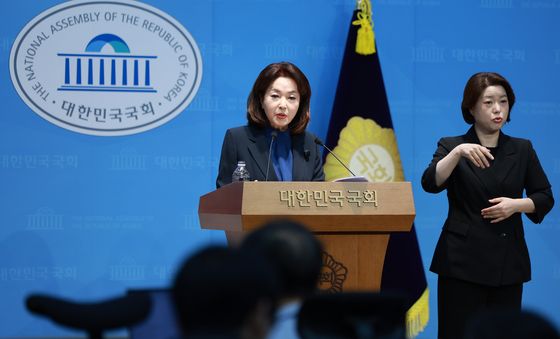 김승원 후보 배우자 불법 교육시설 운영 관련 기자회견하는 김민전 의원