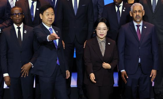 한성숙 총리 안내하는 구윤철 경제부총리