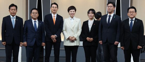 여야 7개 정당 토론자들, 정책토론회 참석