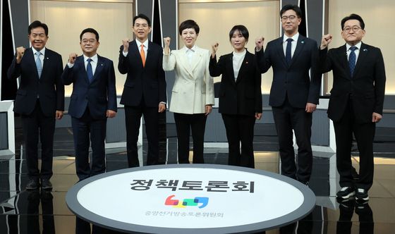 한자리에 모인 7개 정당 토론자들