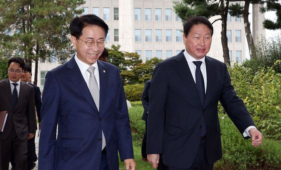 국회 경제대도약위원회 출범식 참석하는 조정식·최태원