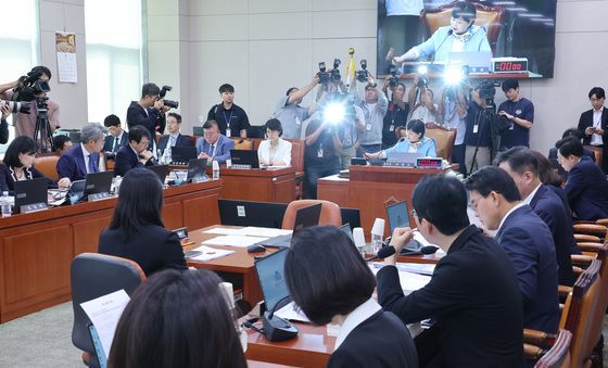 의사봉 두드리는 서영교 위원장