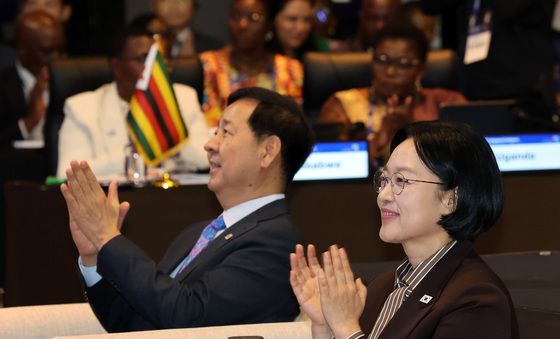 한성숙 총리, '아프리카에 박수를'