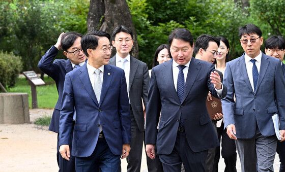 조정식 의장·최태원 회장, '출범식장으로'