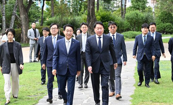 조정식 의장·최태원 회장, '국회 경제대도약위원회 출범식' 참석