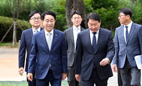 경제대도약위원회 출범식장 향하는 조정식·최태원