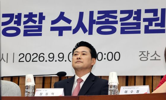 생각에 잠긴 장동혁 대표