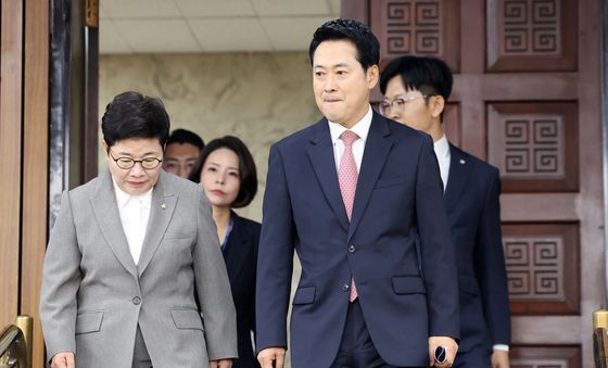 토론회 참석하는 장동혁 대표