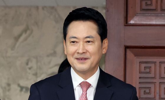 토론회 참석하는 장동혁 대표