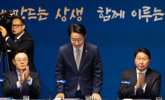 인사하는 조정식 국회의장