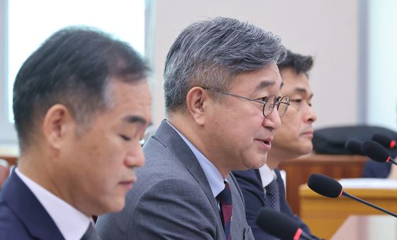 답변하는 윤호중 장관