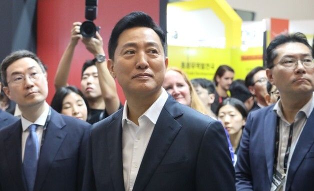 부스 둘러보는 오세훈 서울시장